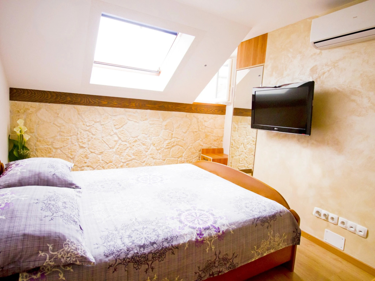 Apartments & rooms Rina