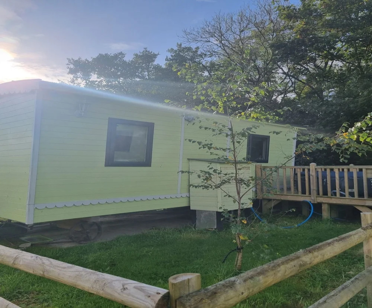 Glamping Hut - Sleeps 2, hot tub & Parking