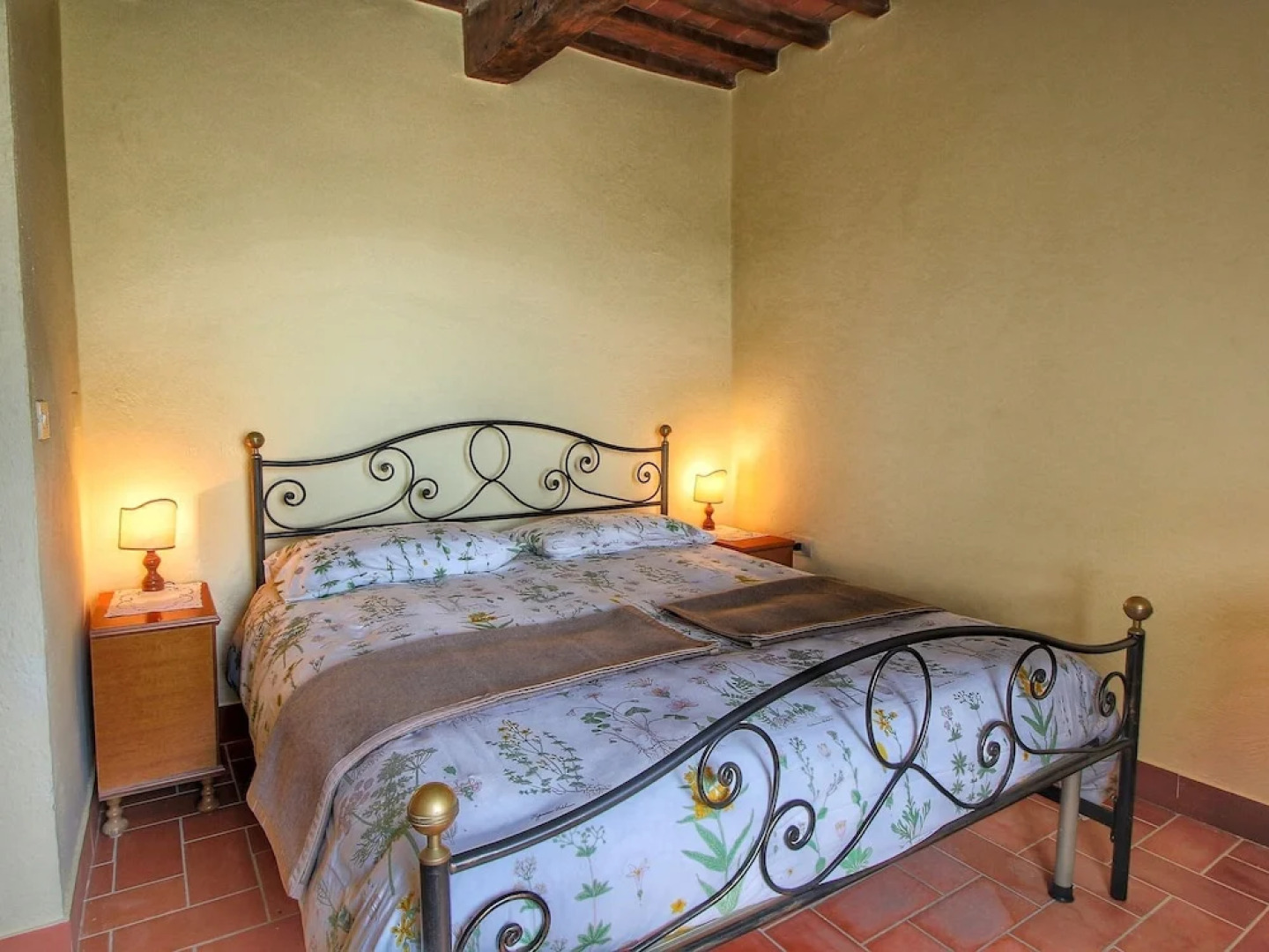 A Quaint Farmhouse in Paciano with Swimming Pool