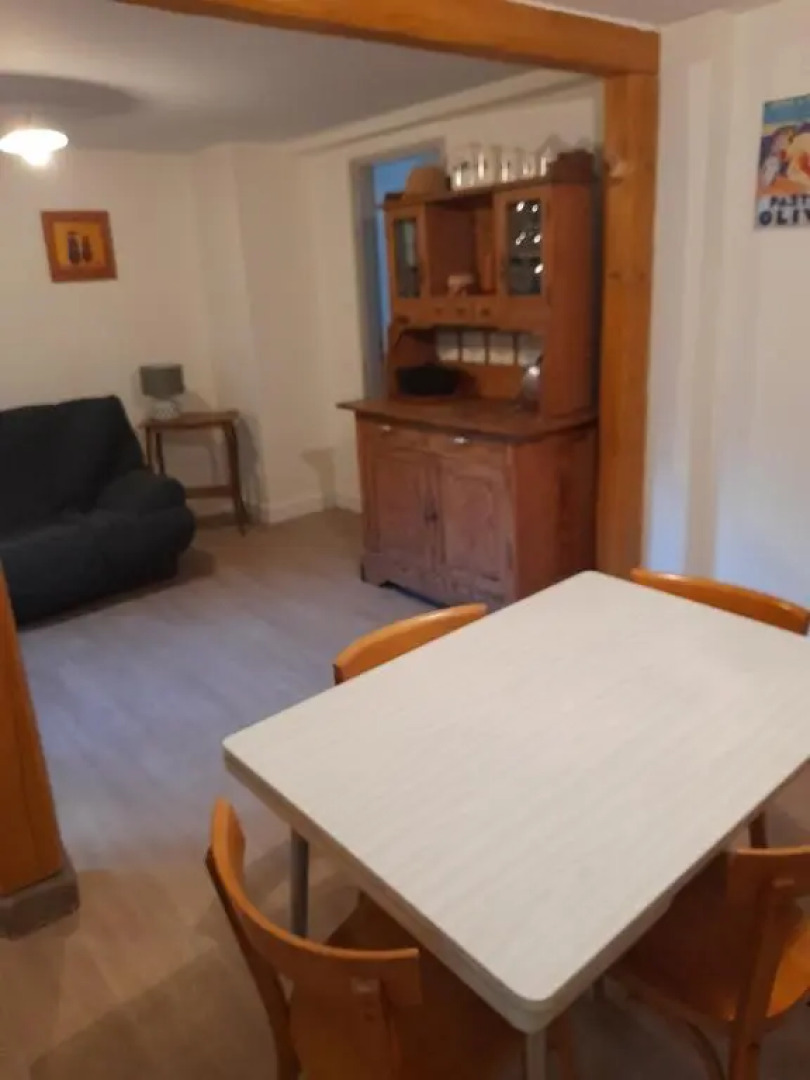 Charmant petit appartement avec bel exterieur.