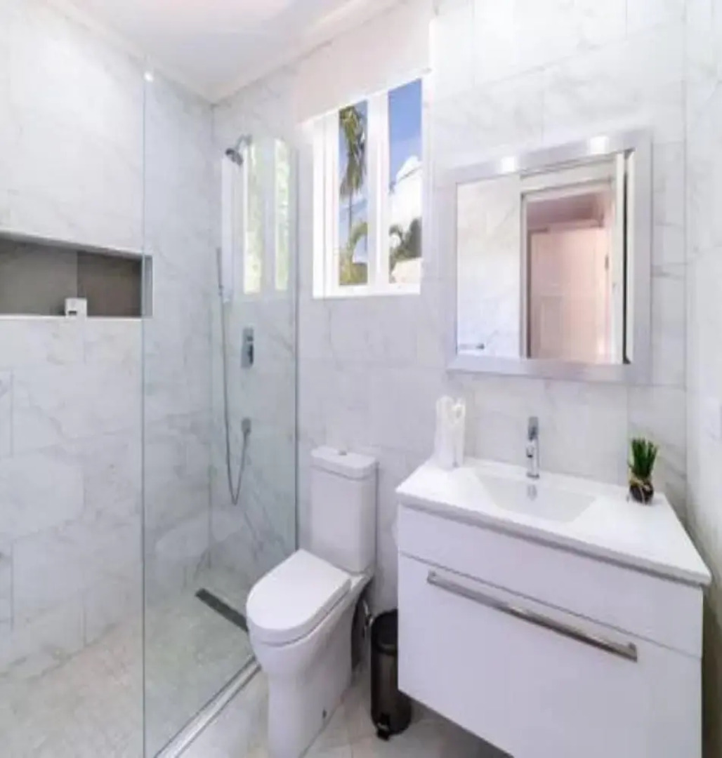 Villa Francoise - 4 Bedroom Beachfront w Pool