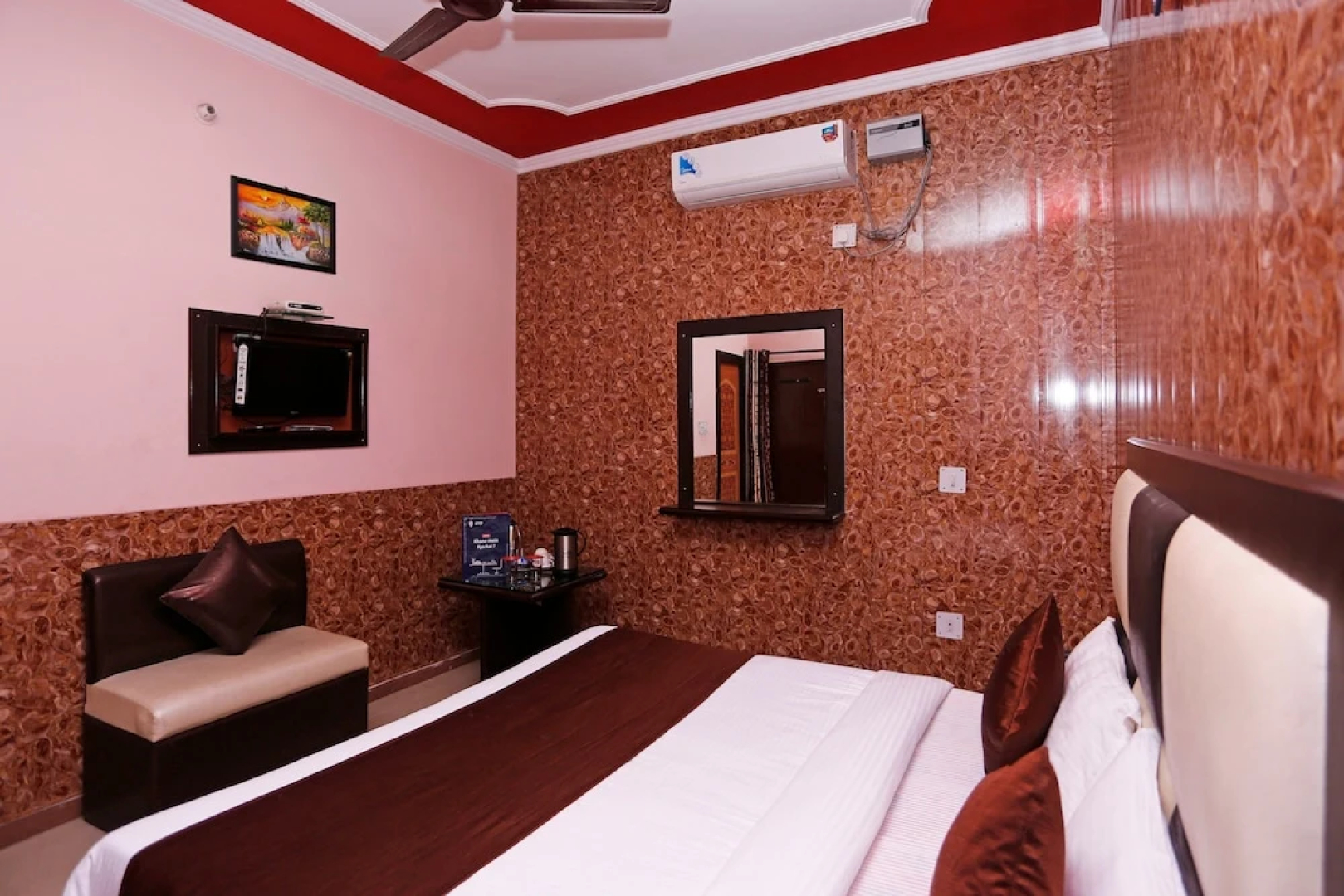 Mehfil Hotel by OYO Rooms