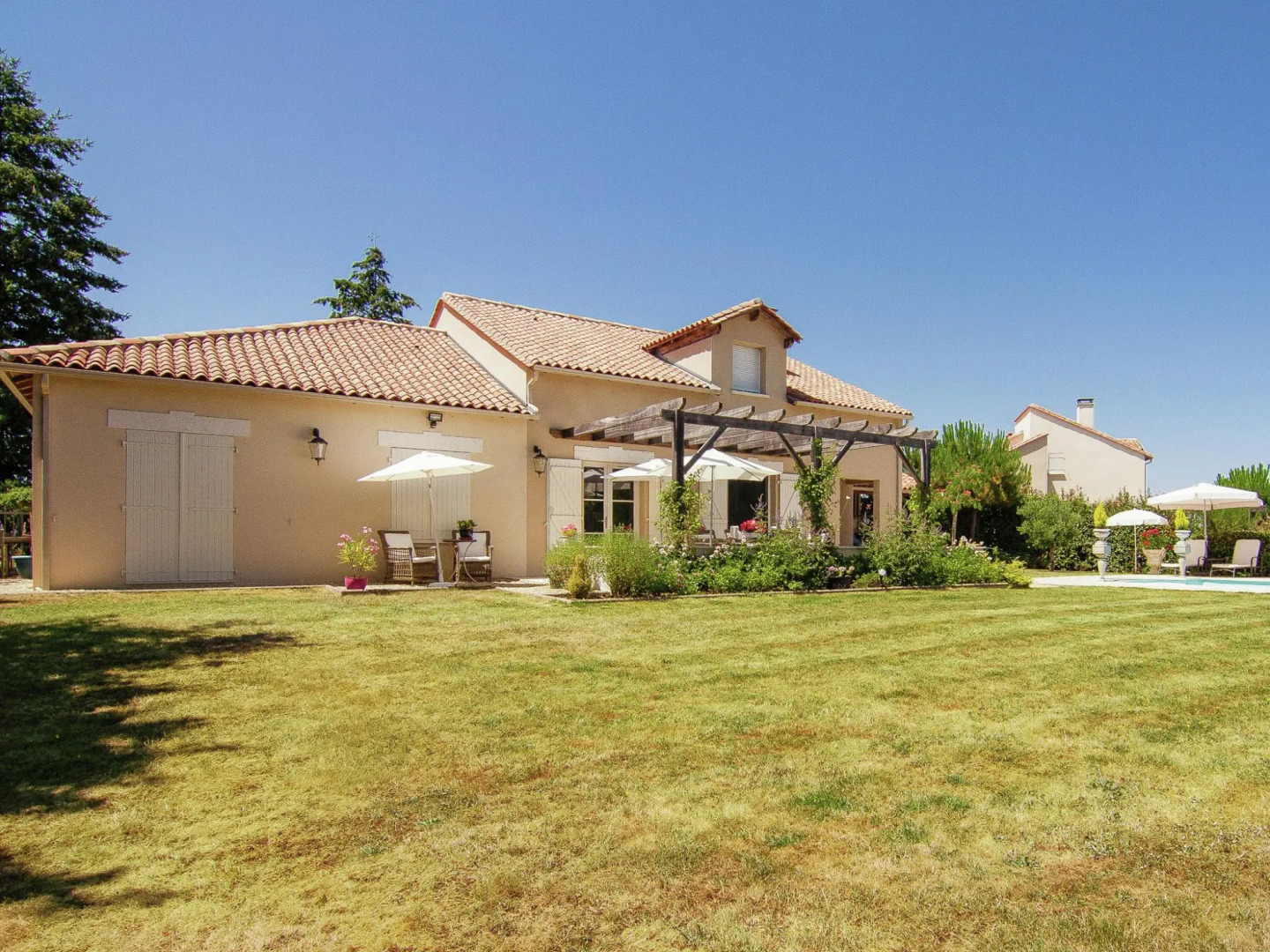 Classy Villa in Ecuras-Rouzède with Private Garden