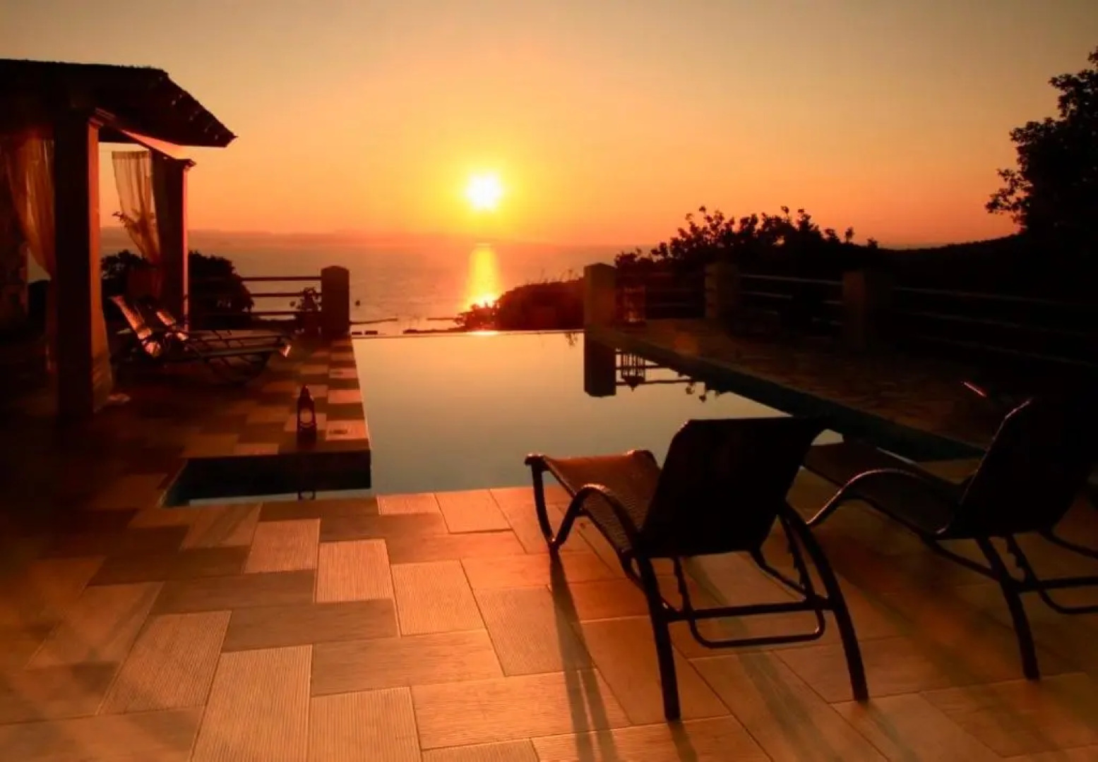 Artist's Villa Red Rose