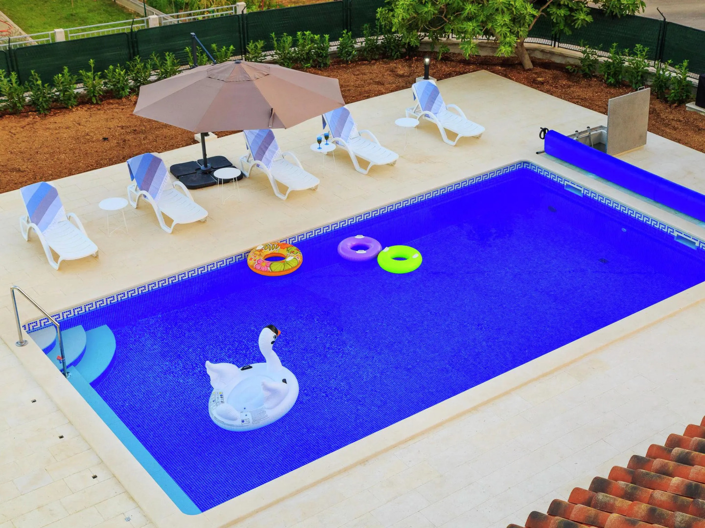 Modern apartment, private terrace, shared heated pool, near Trogir and Split