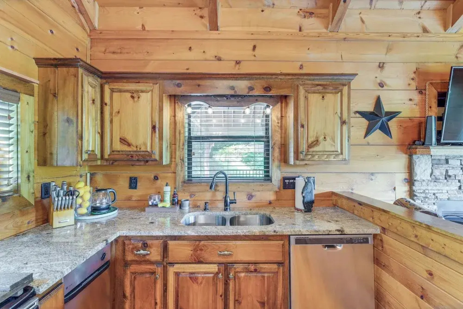 Private Hot Tub: Riverfront Cabin in Murphy