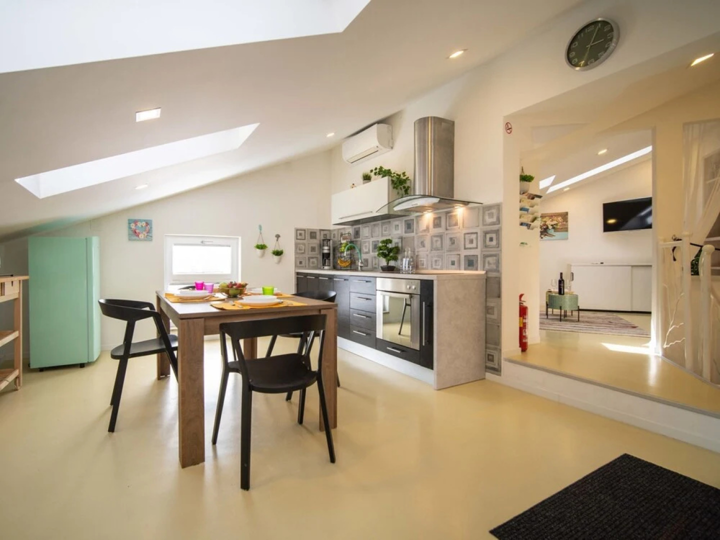 Ena 1 Trinajsti i in Trinajsti i