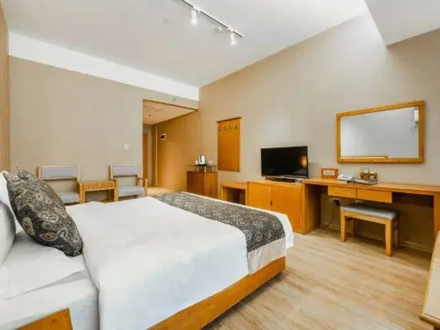 Phoenix Hot Spring Taibai Impression Resort