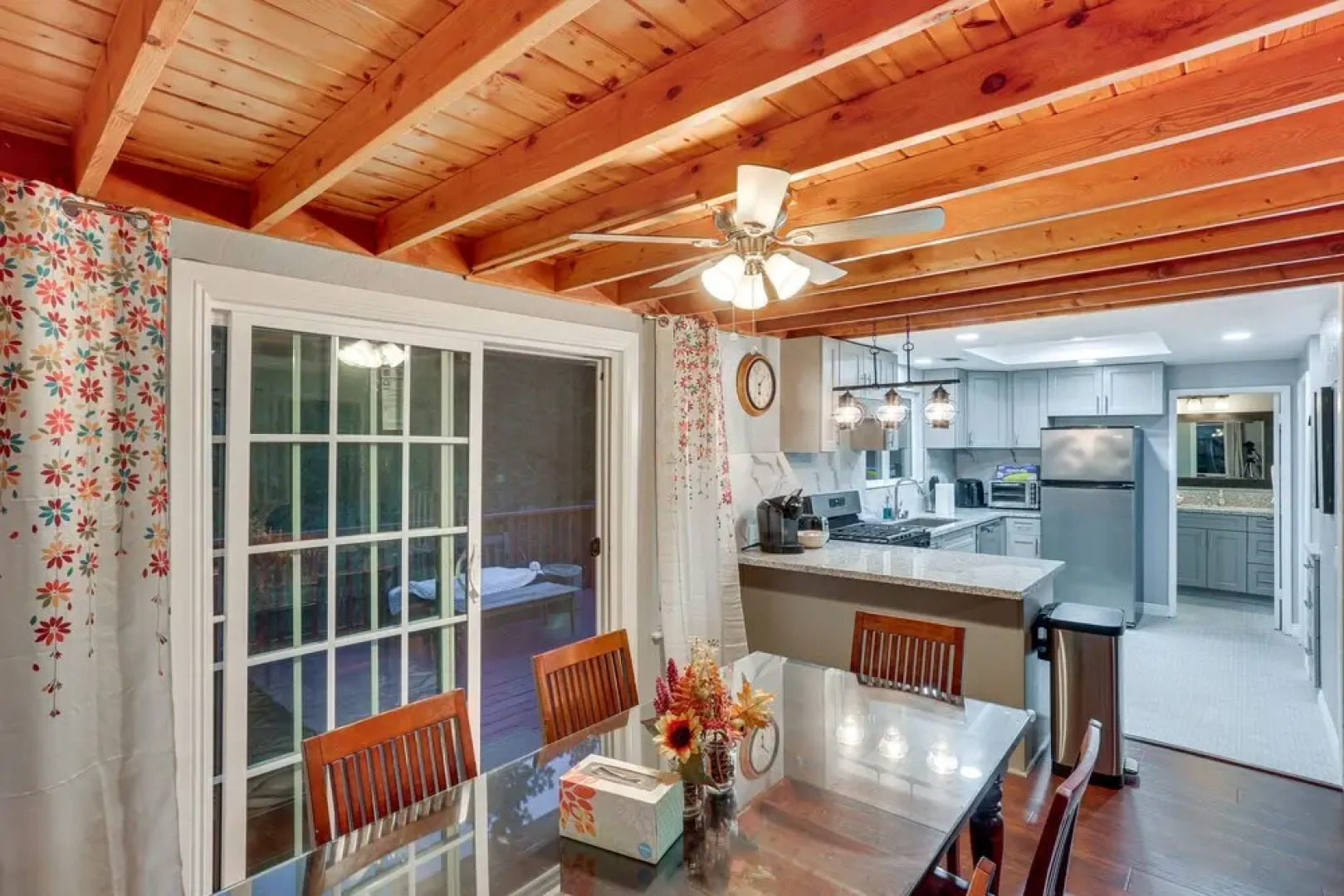 Cabin w/ 2 Decks - 3 Mi to Lake Arrowhead Village!