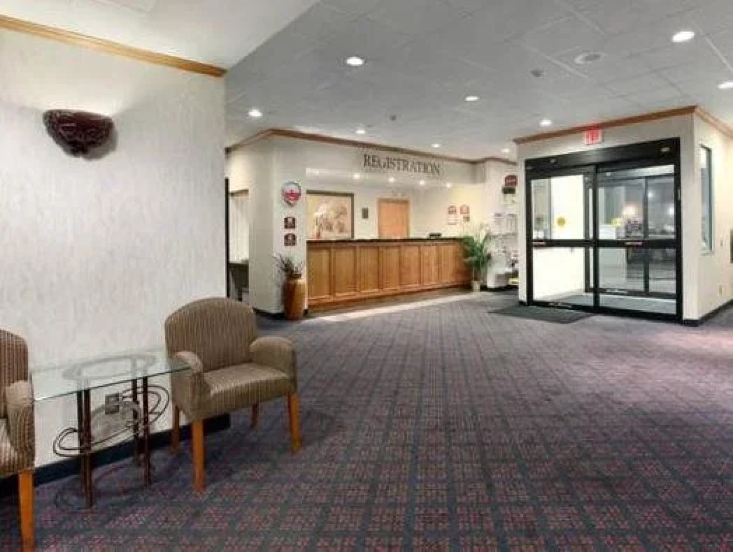 海斯大使酒店及会议中心(Hays Ambassador Hotel & Conference Center)