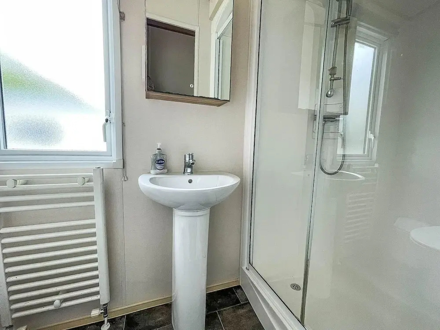 Caravansleeps6-hottub-garden-waterwonderland