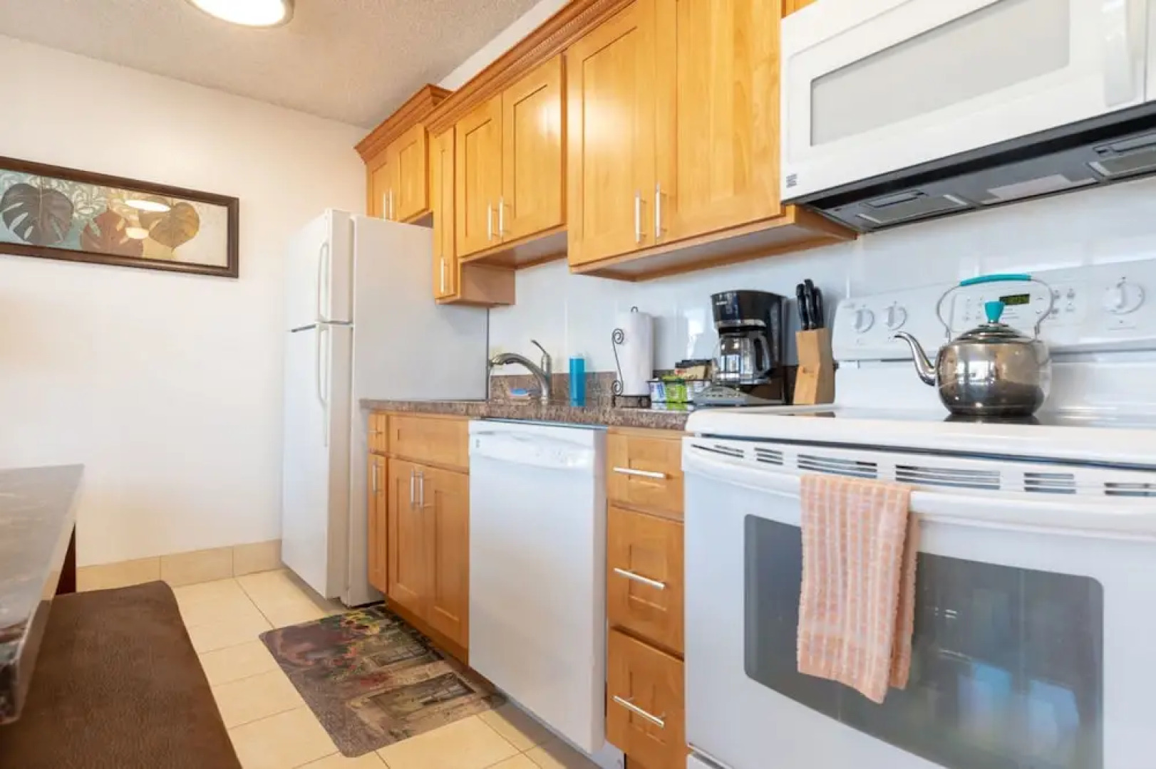 Waikiki Banyan - Pool View Tower 1 Suite 1501