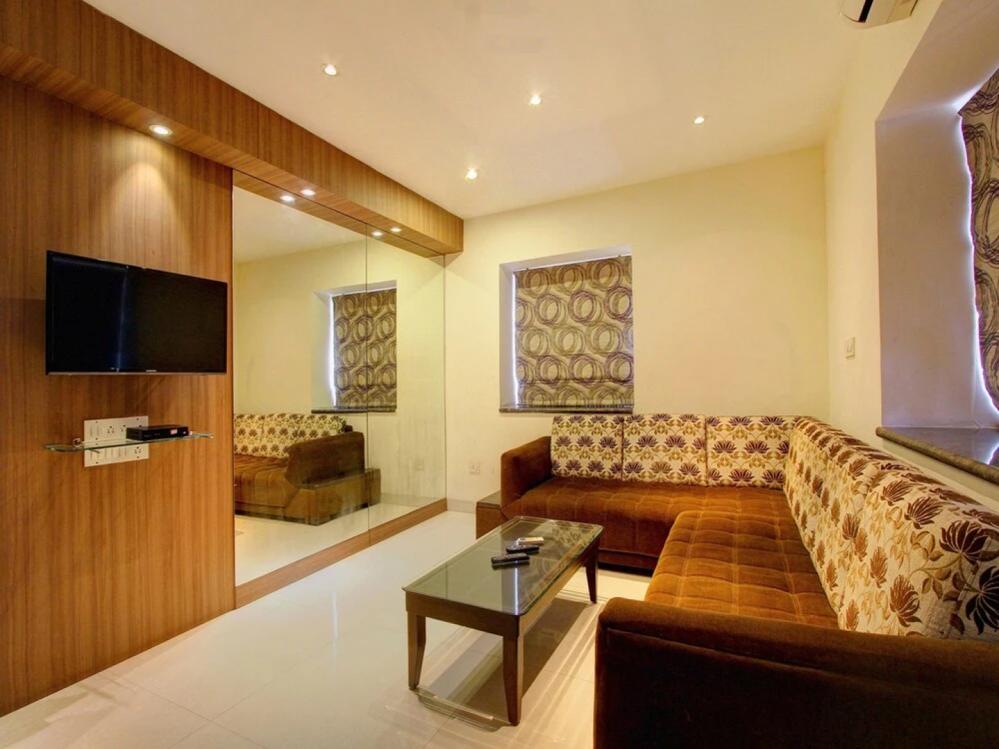 Itsy Hotels Hiland Suites