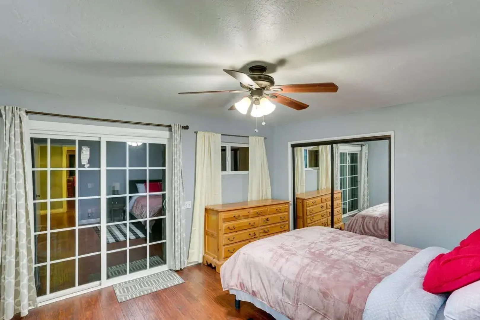 Cabin w/ 2 Decks - 3 Mi to Lake Arrowhead Village!