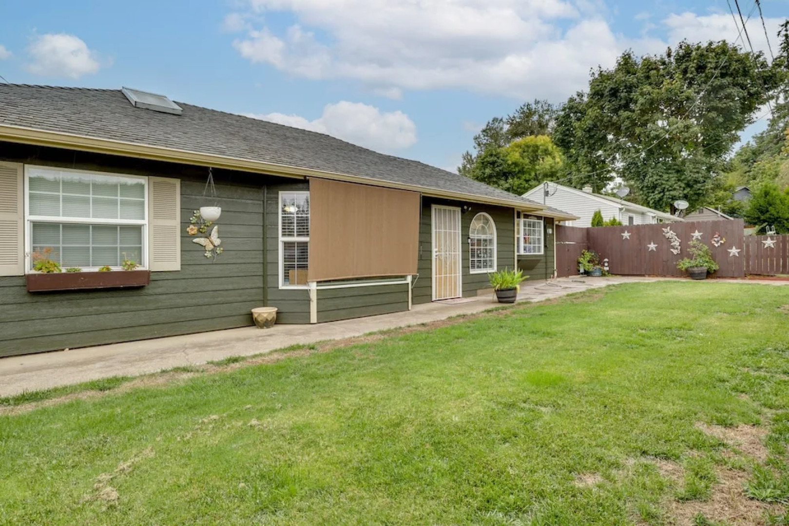 Salem Getaway w/ Hot Tub Near Parks & Boating!