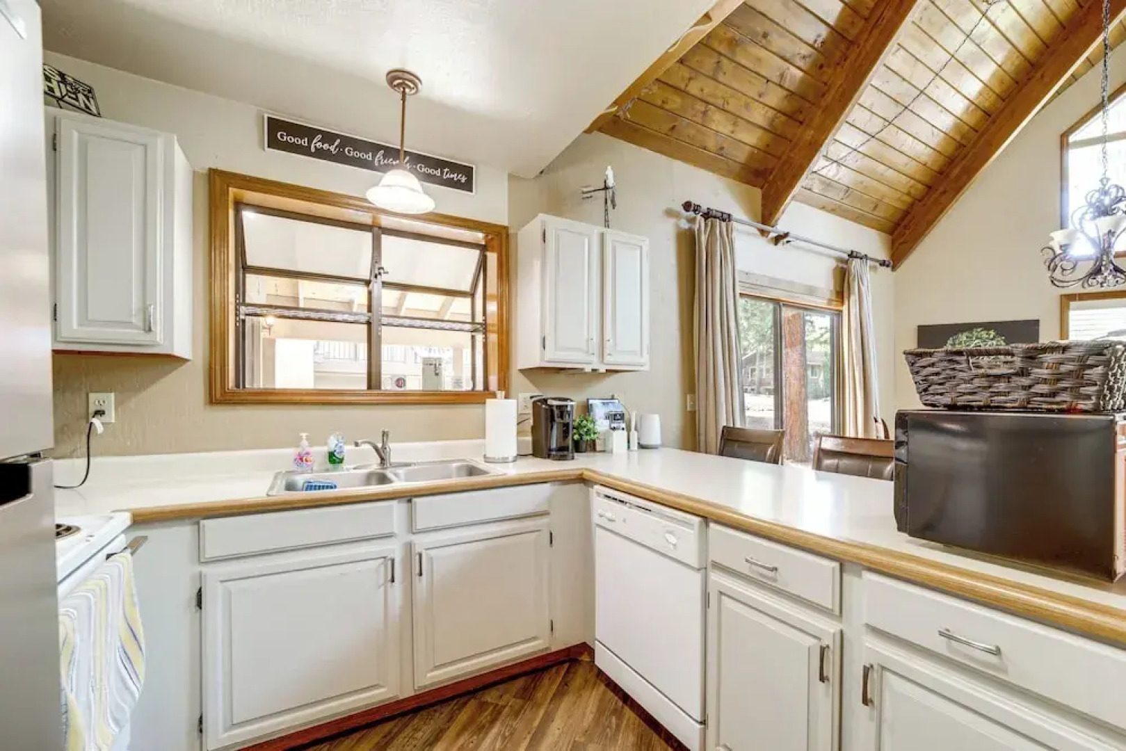 Fire Pit & Wraparound Porch: Munds Park Cabin!