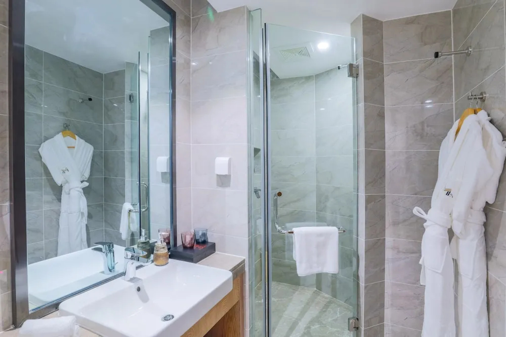 The 5th Meteorite Glory Hotel