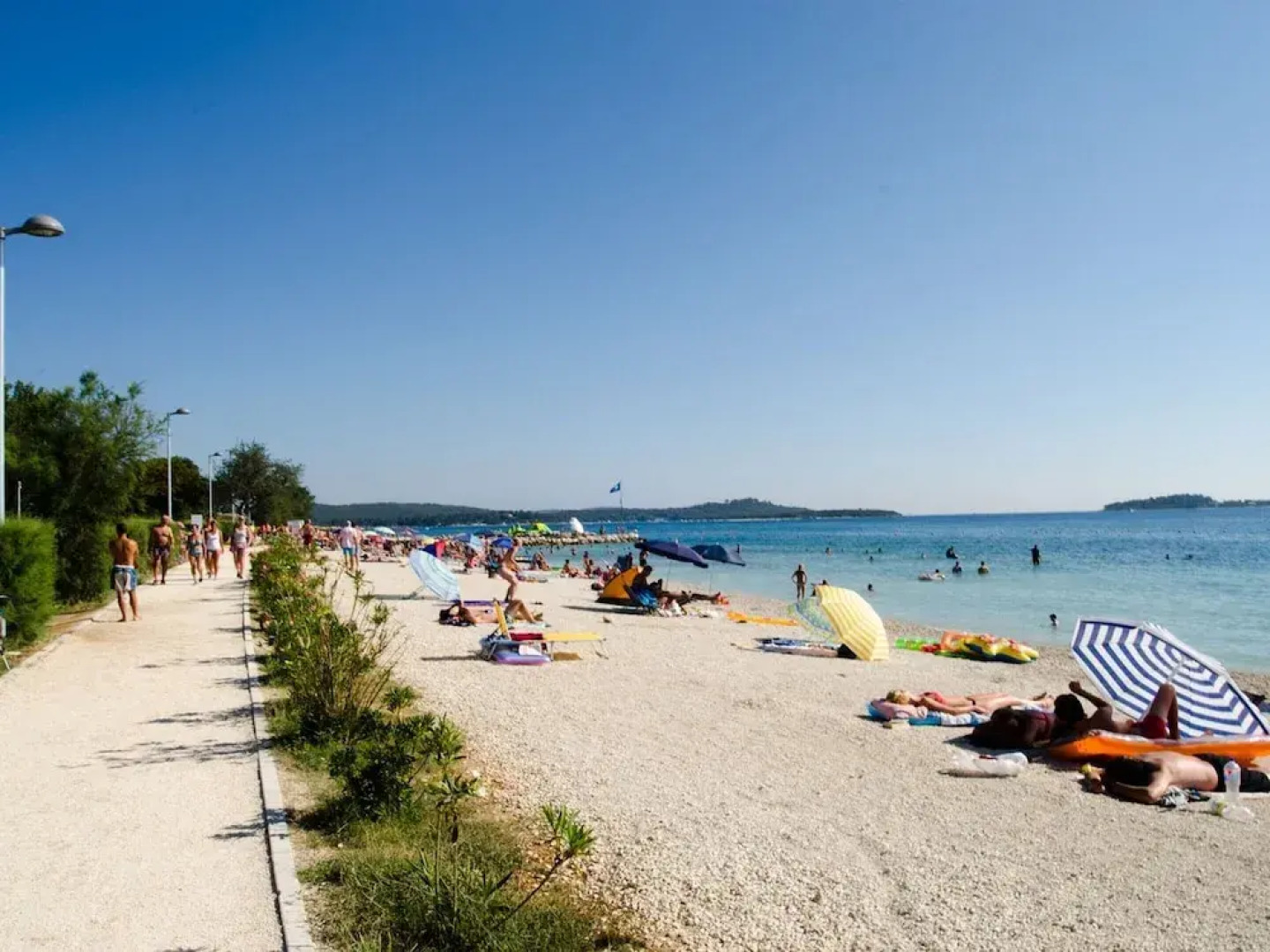 Detached House at Country Side, Fenced Private Garden Ideal for 2 Fam, Wifi