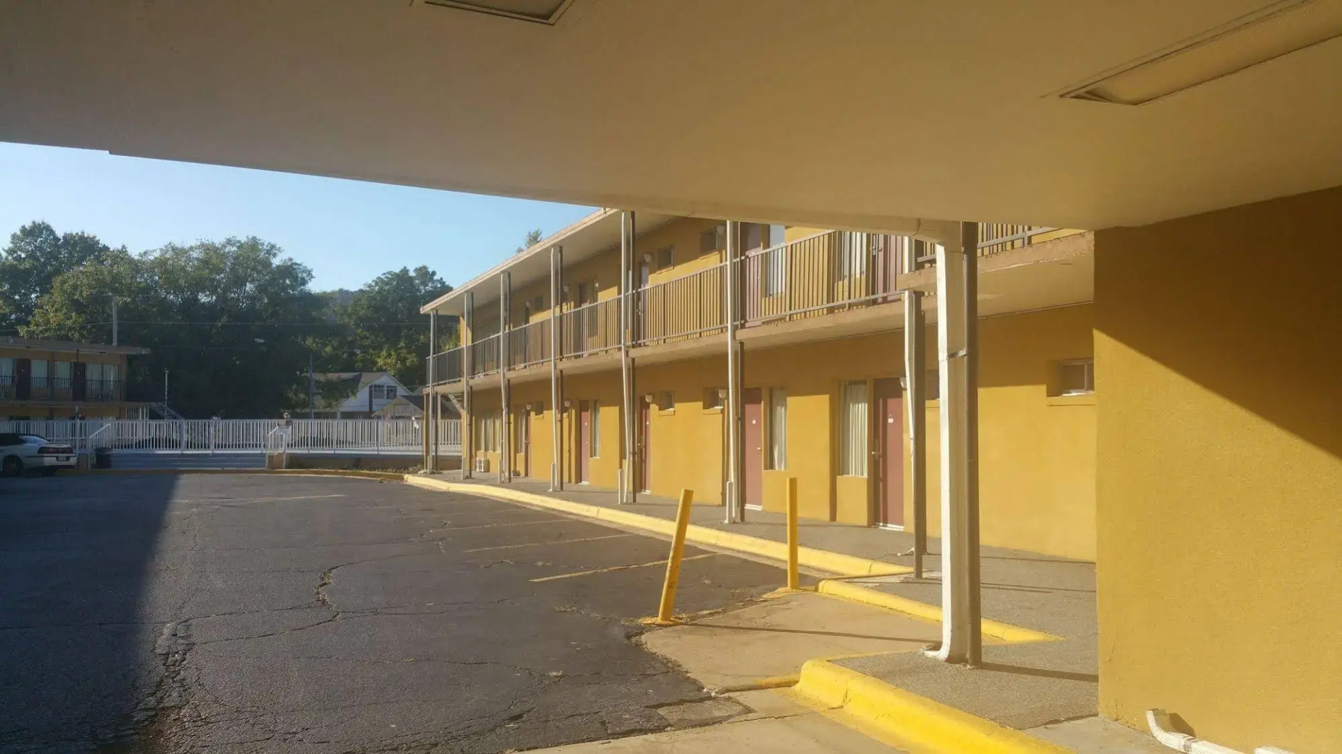 Econo Lodge Inn & Suites