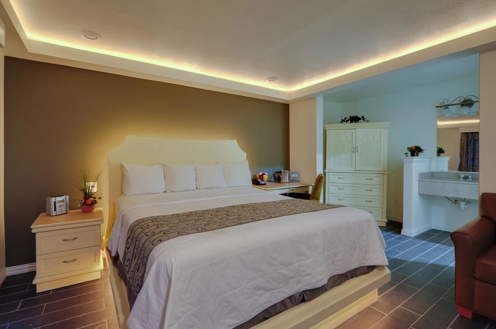 Romantic Inn & Suites