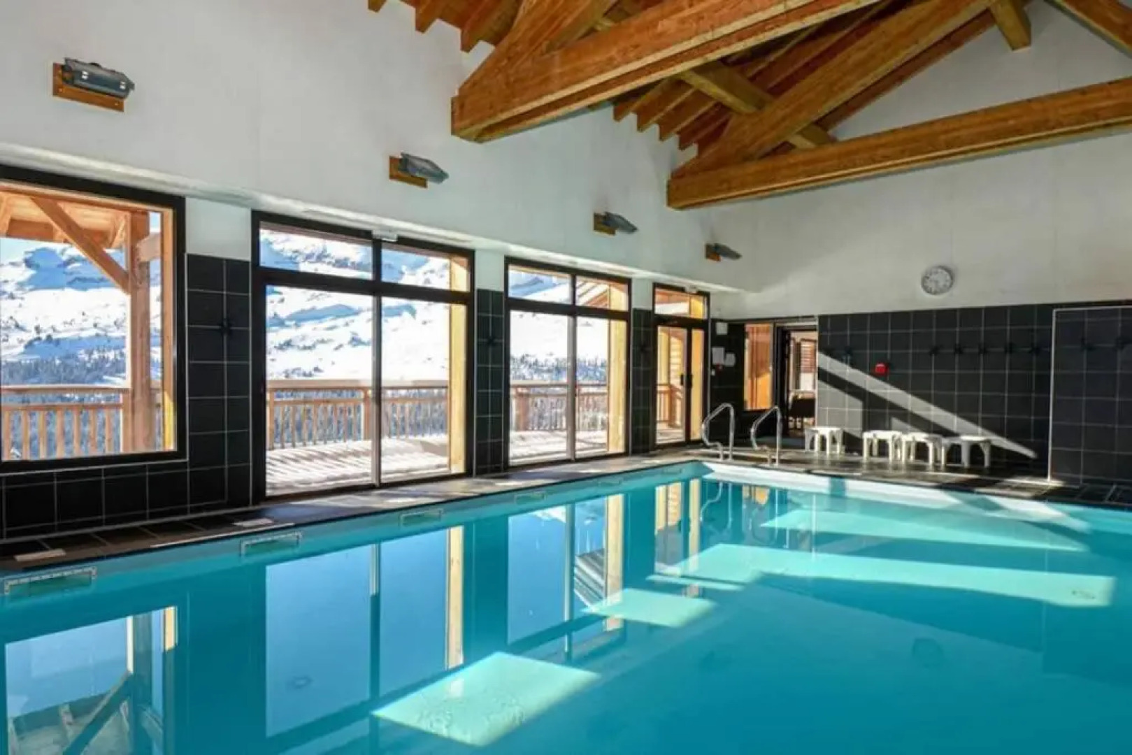 Vue panoramique sur les montagnes plein Sud - T2 Skis aux pieds, Piscine, Jacuzzi