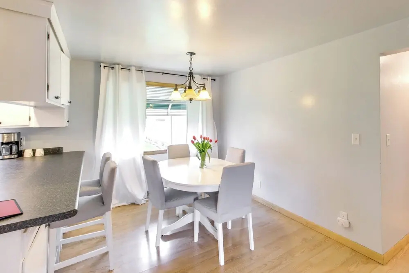 Bright Algoma Home 1 Mi to Lake Michigan!