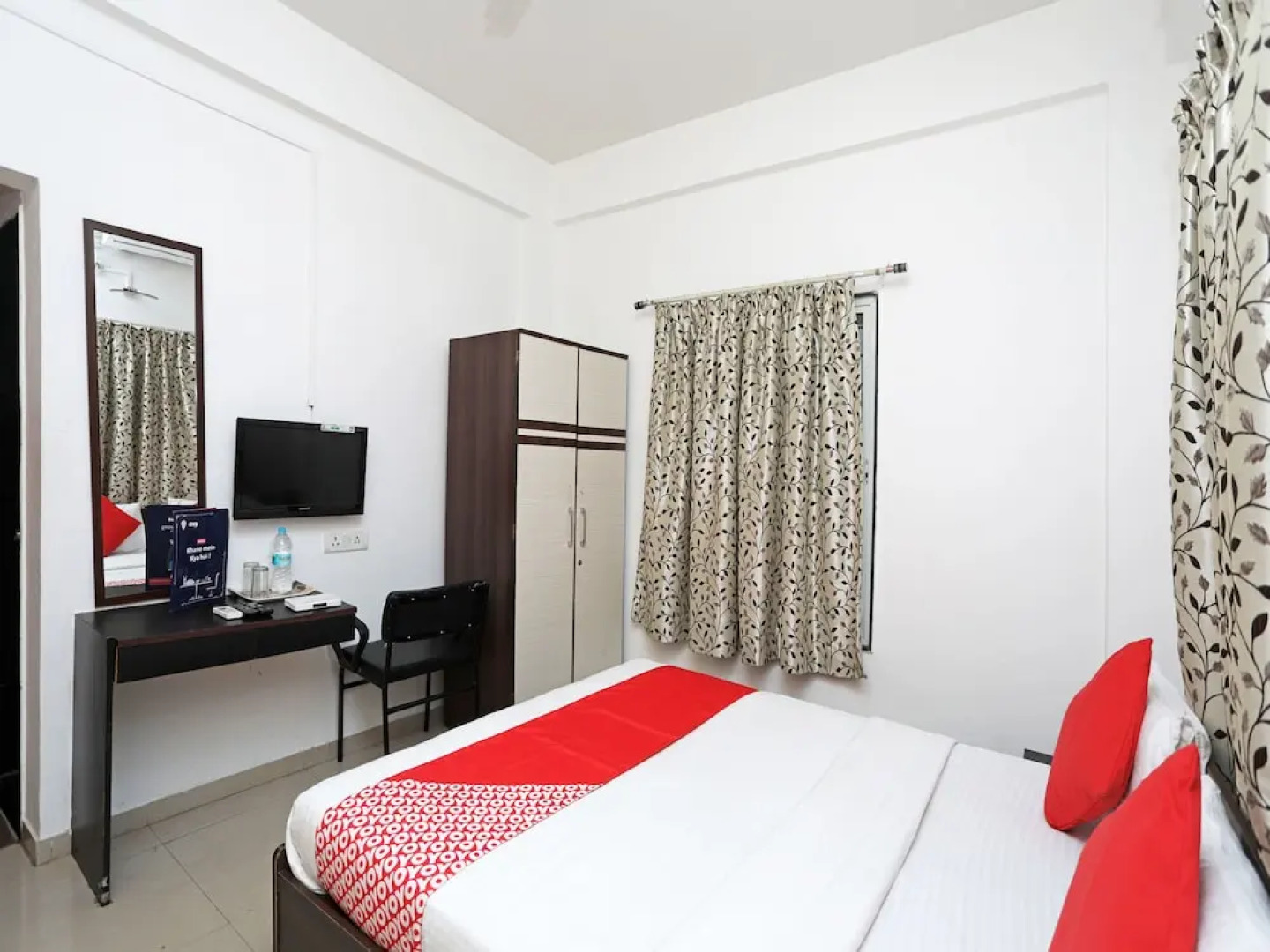 OYO 8996 Hotel Pioneer