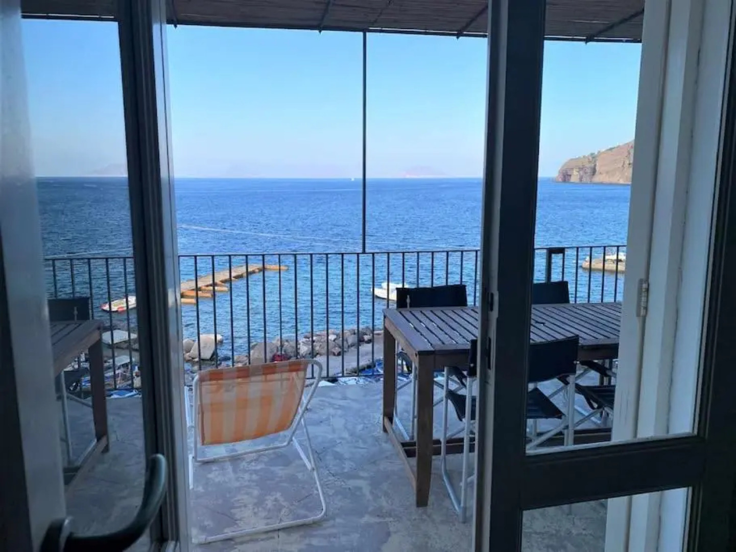 House Uva - on the port of Scalo Galera, Salina