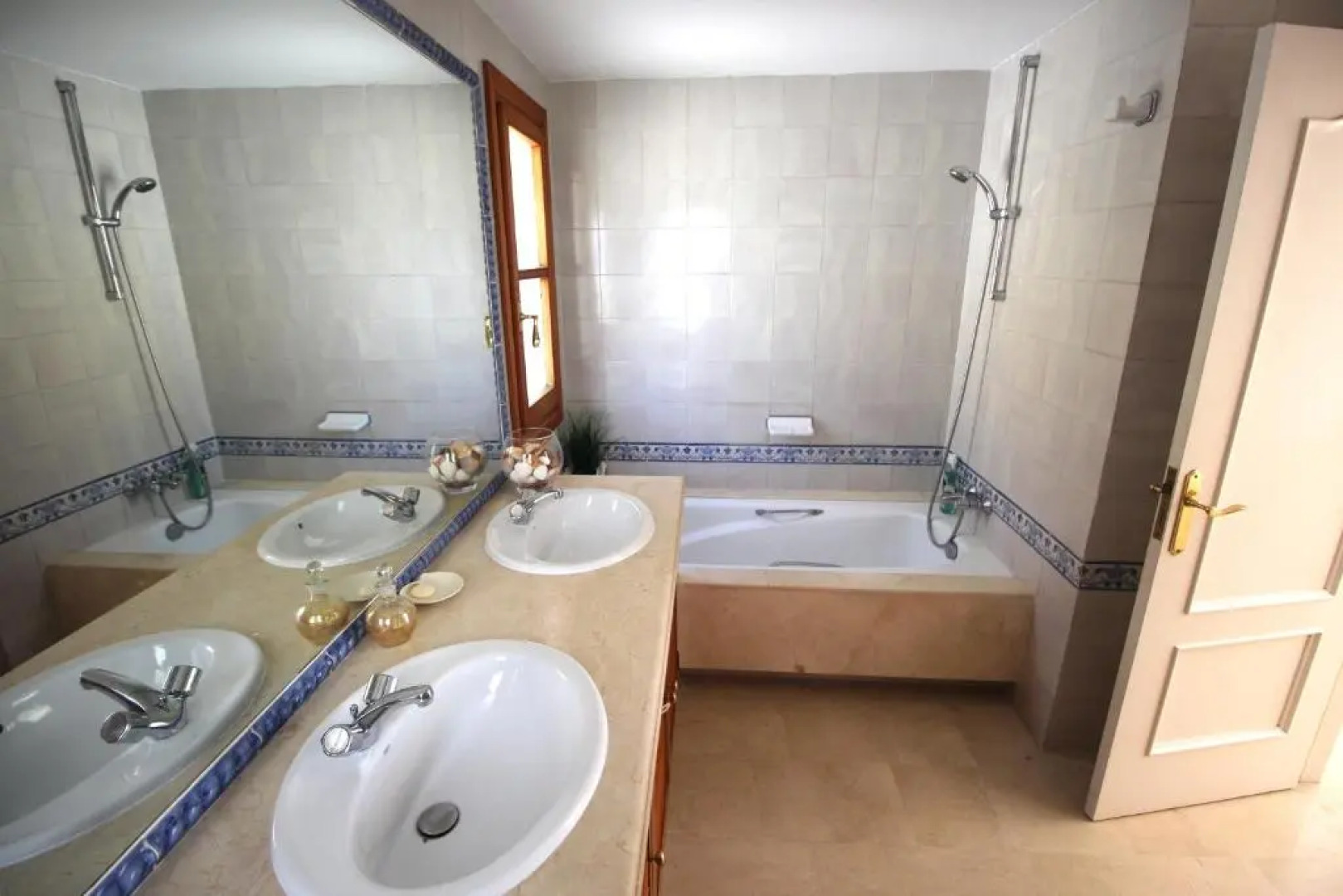 Loma del Rey 56 - casa primera linea de mar