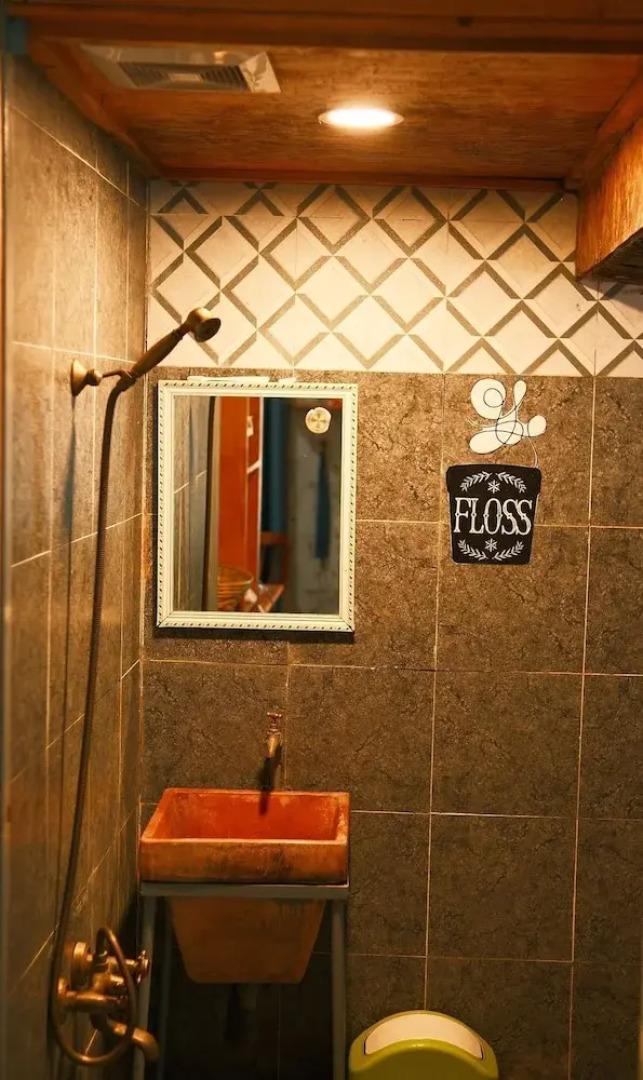 1984 Hotel Kien Giang