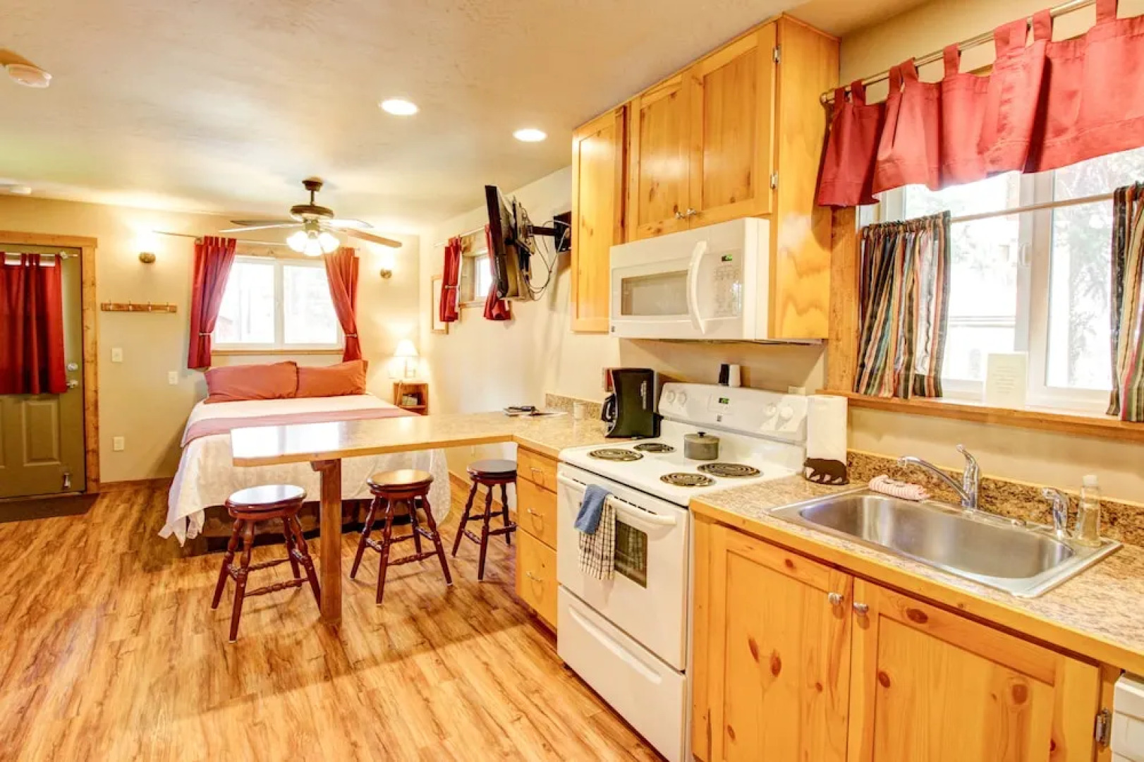 Historic Tamarack Lodge and Cabins