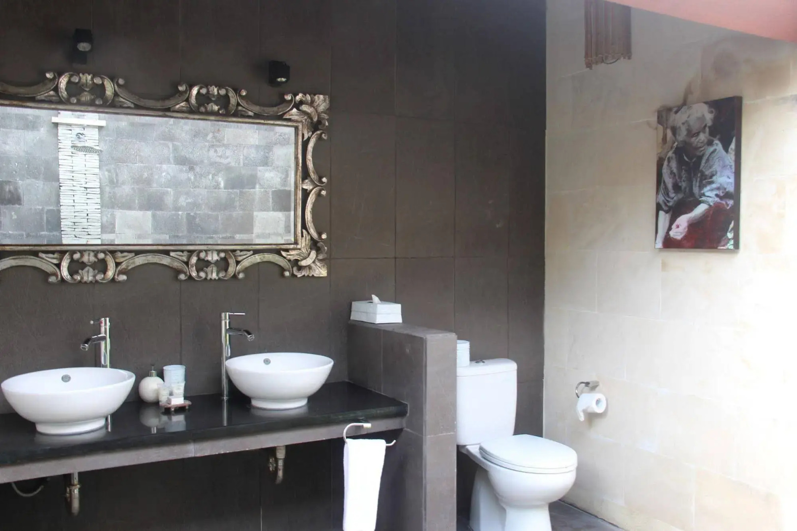 Scallywags Mango Motel