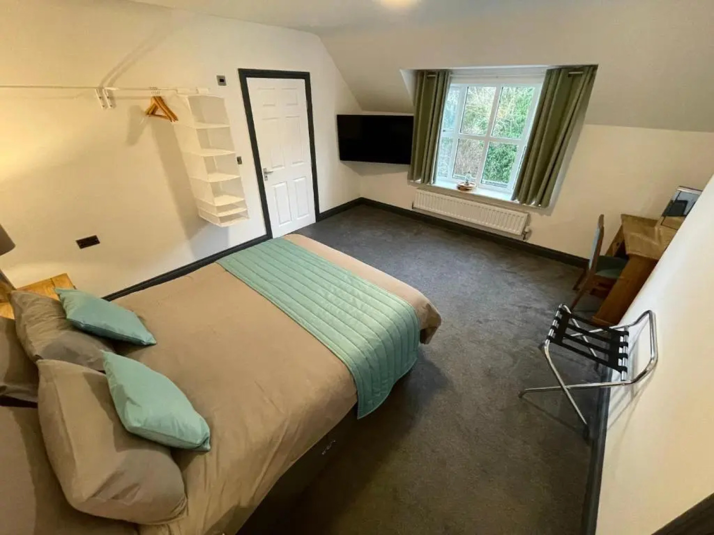 Cadmore Lakeside Hotel