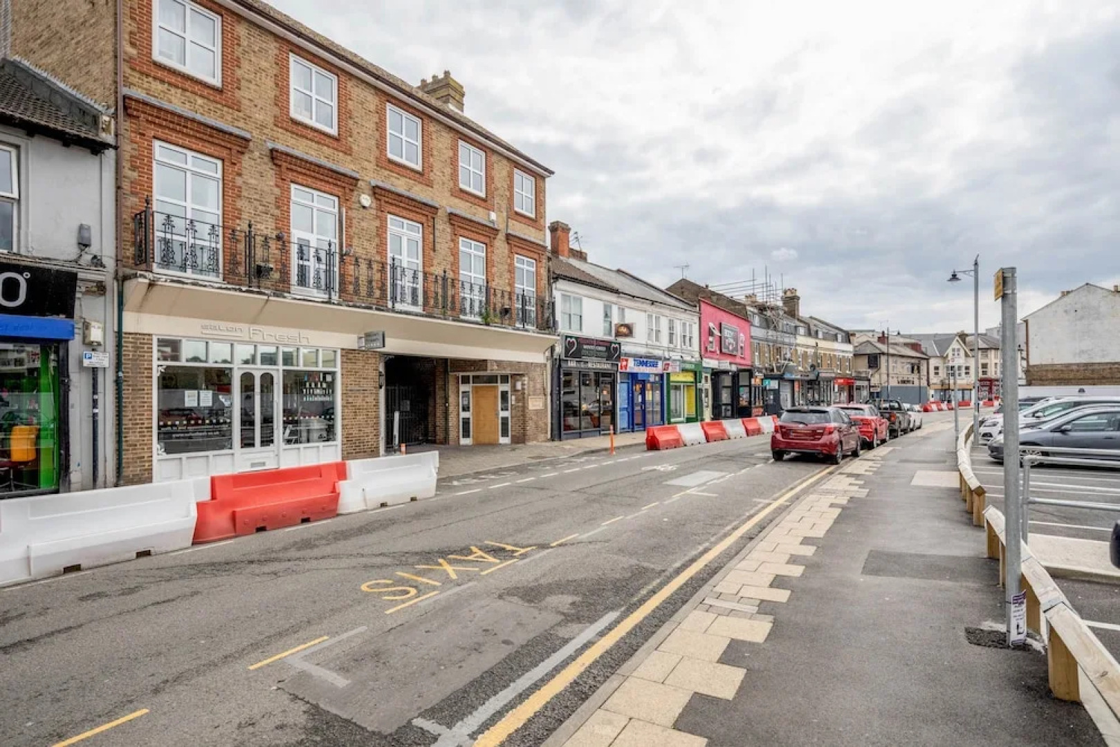 Luxury 3 Bedroom Apartment with Parking