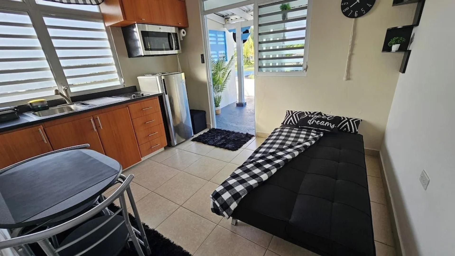 Cozy and Modern Apartment Black & White With Jacuzzi on Terrace