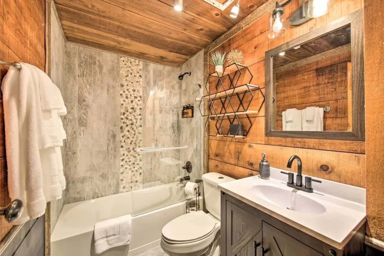 Charming Blue Ridge Mountain Cabin w/ Hot Tub