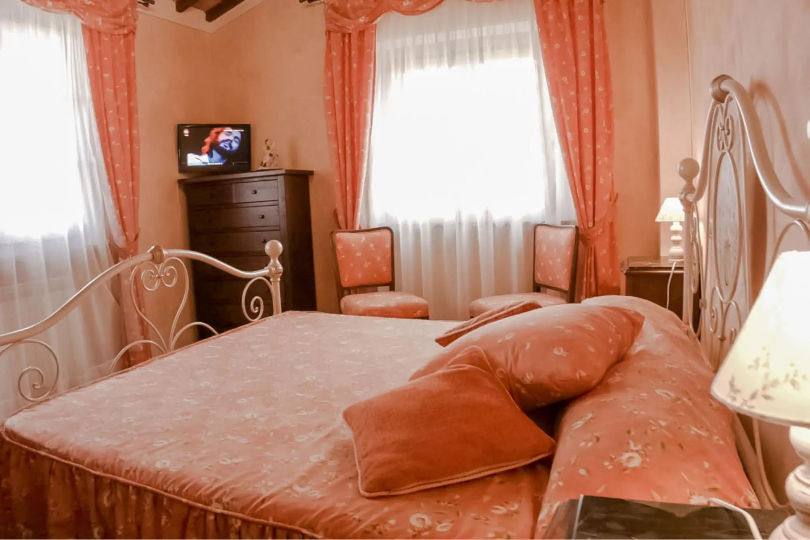 Beautiful villa sleeps 8 with private garden and pool-VILLA AGRIROSA