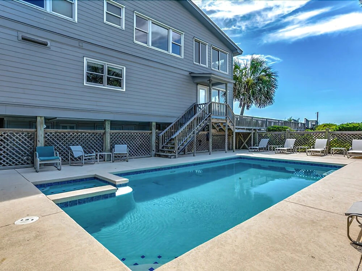 2000 Arthur Oxner 8 Br home by RedAwning