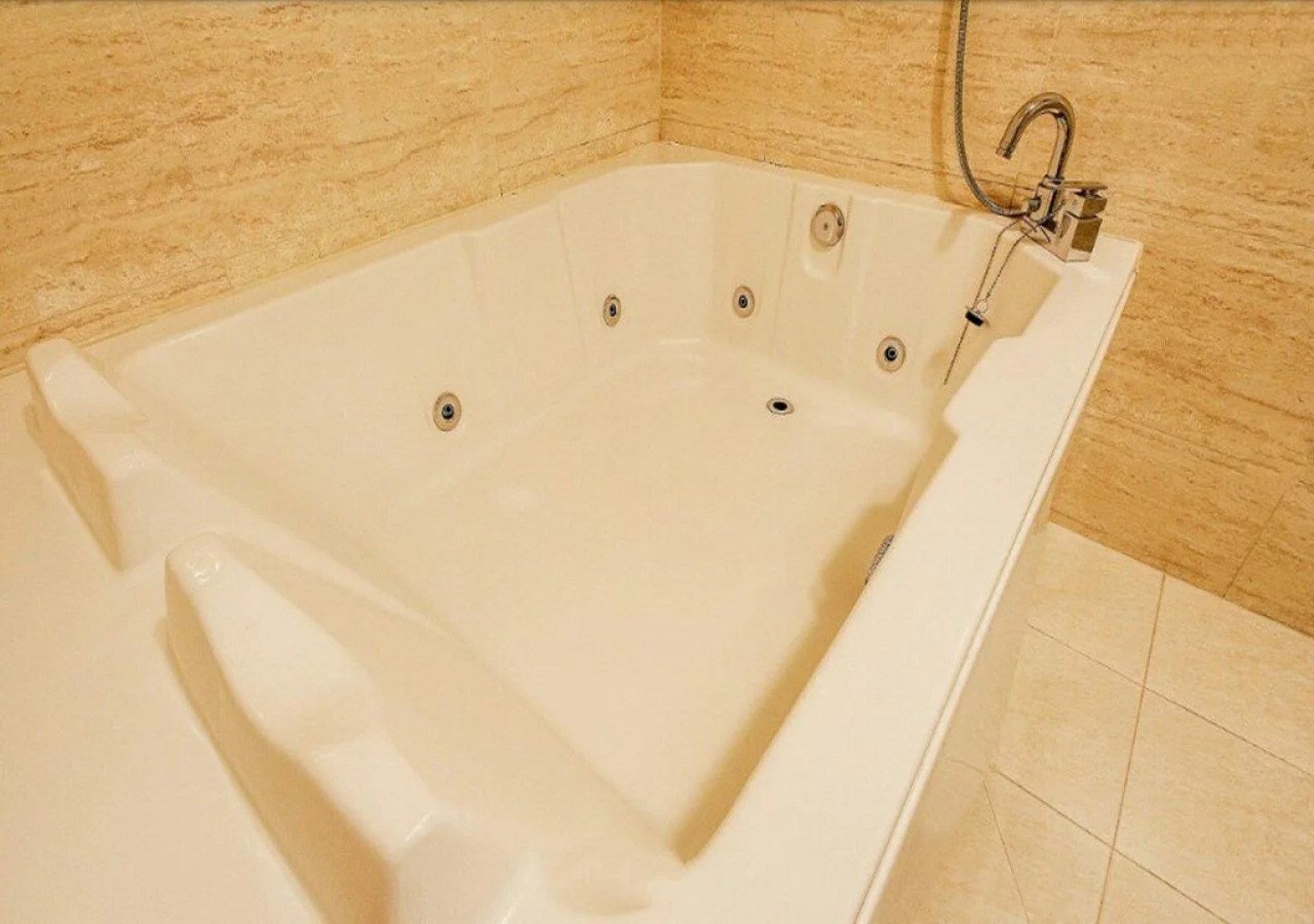 Charlot Castle Hotel