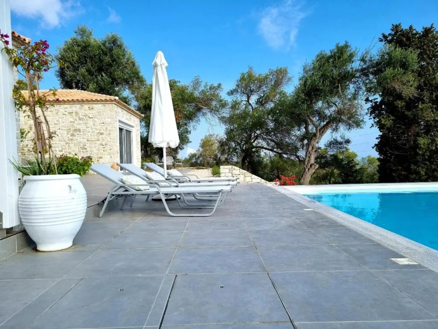 Villasleeps10-garden-freeparking-pool-ac