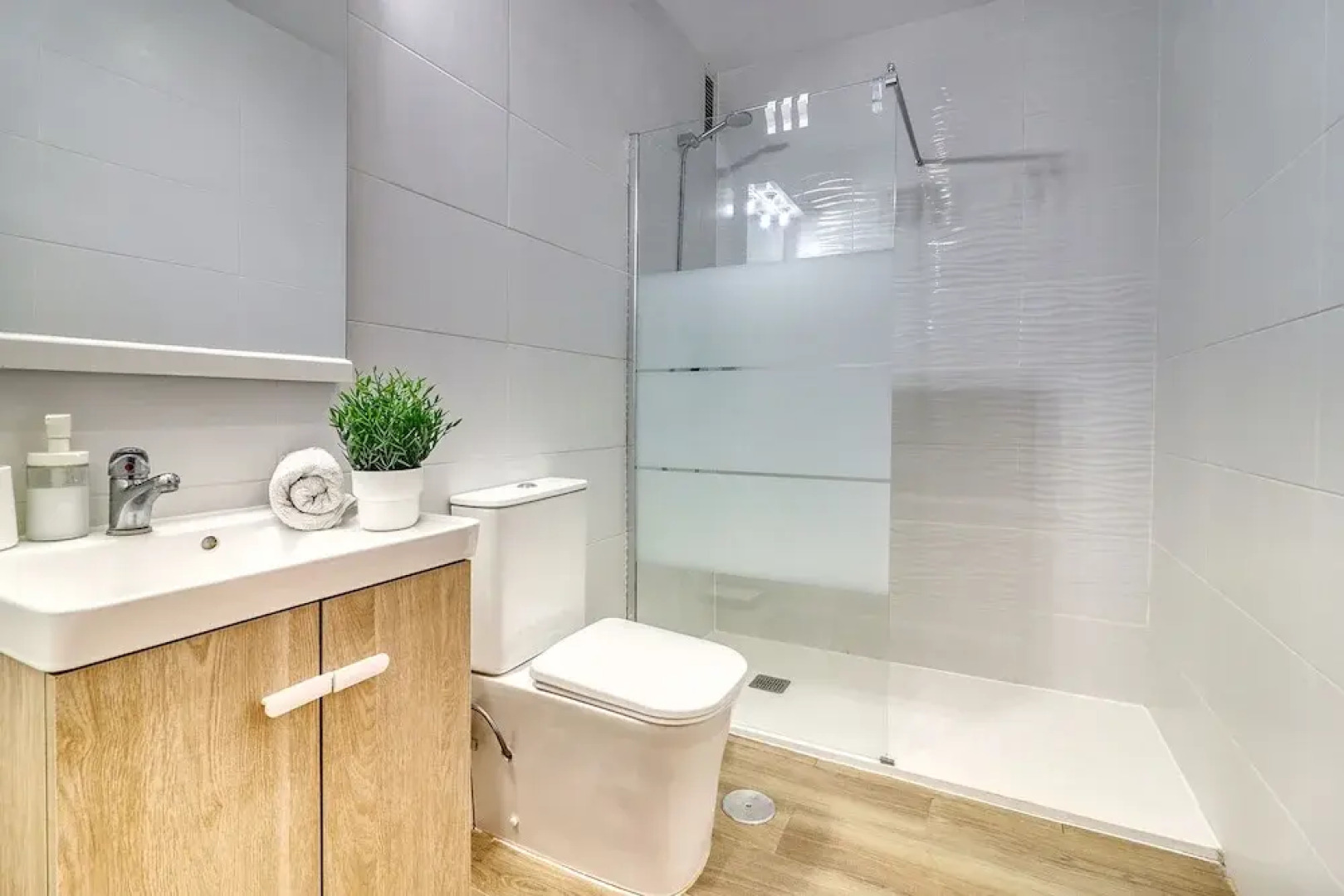 Retreat w Ocean Views Private Parking Ensuite