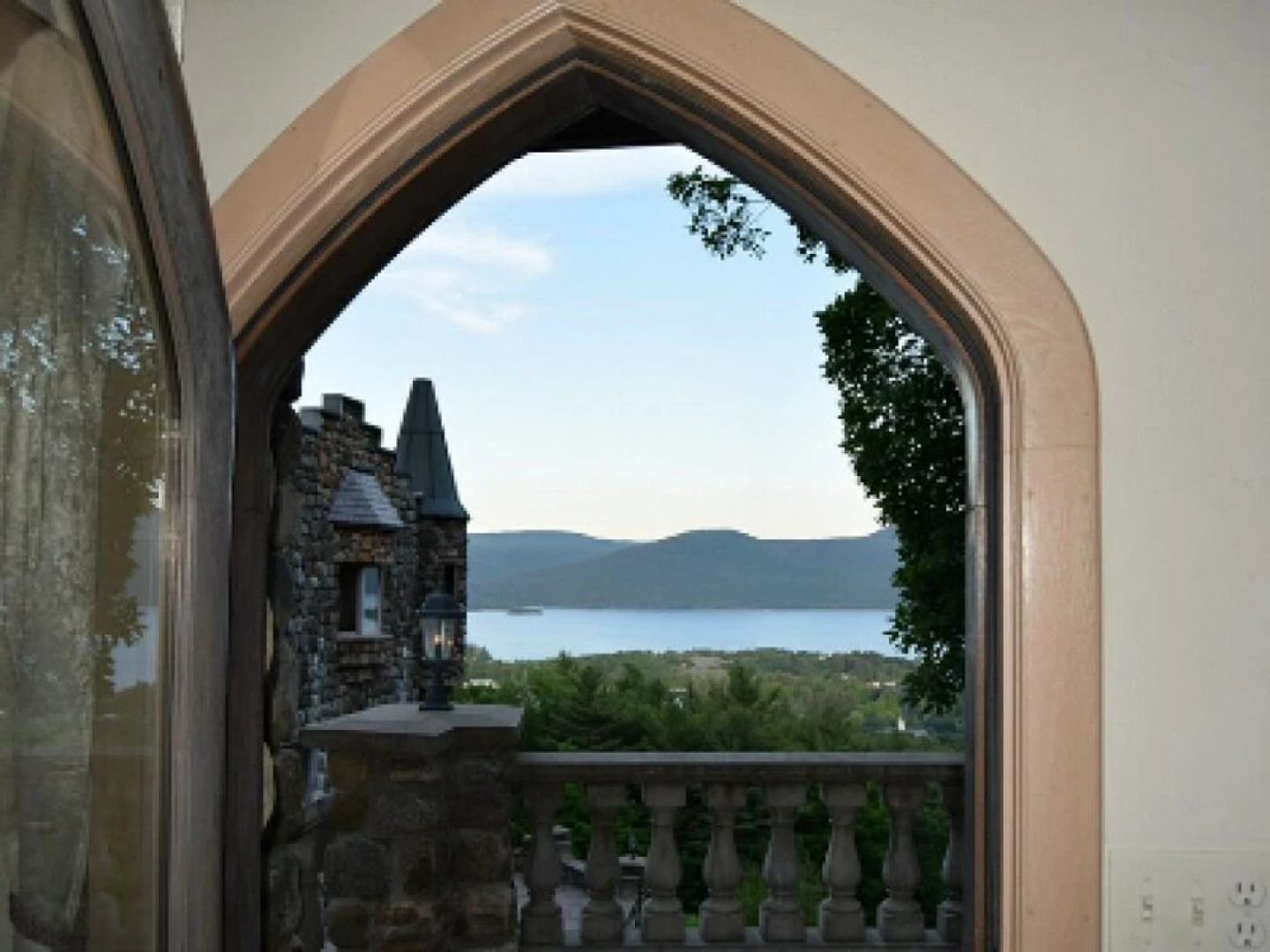 HIGHLANDS CASTLE overlooking Lake George.. plus 2 other Castles!