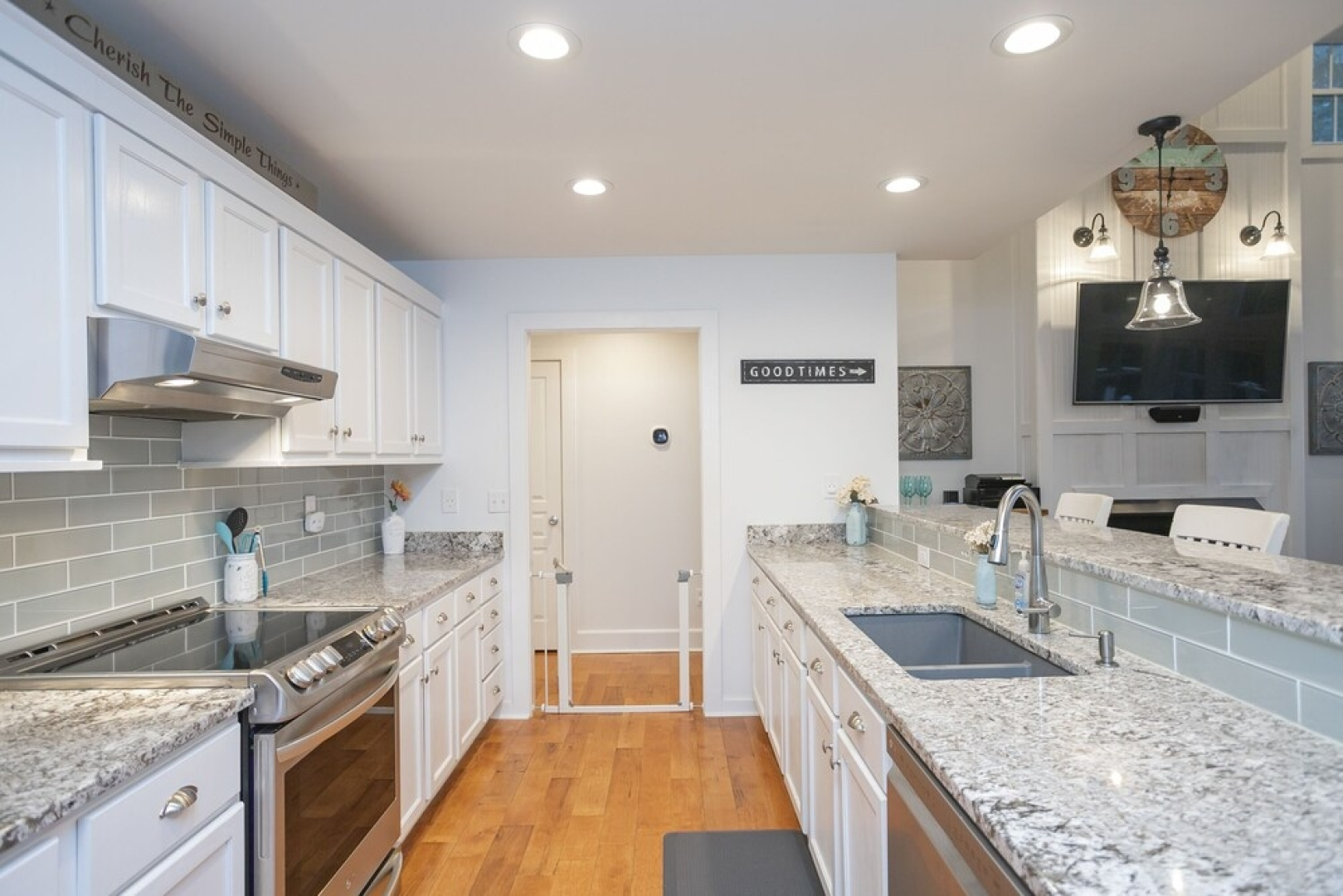 Modern Farmhouse Style Chalet with amazing Kentucky Lake views - Dock, Hottub and Firepit!