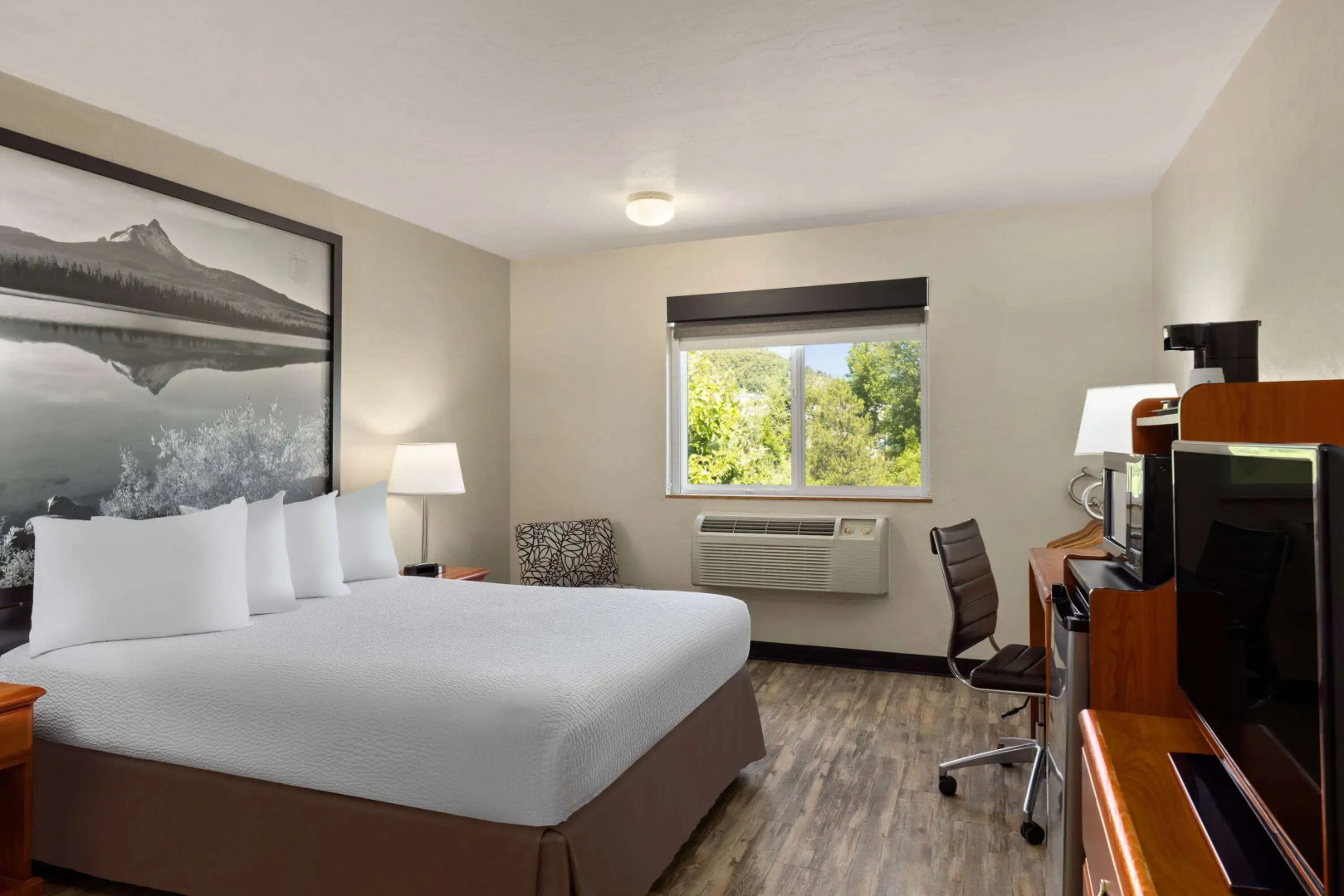 Super 8 by Wyndham Roseburg