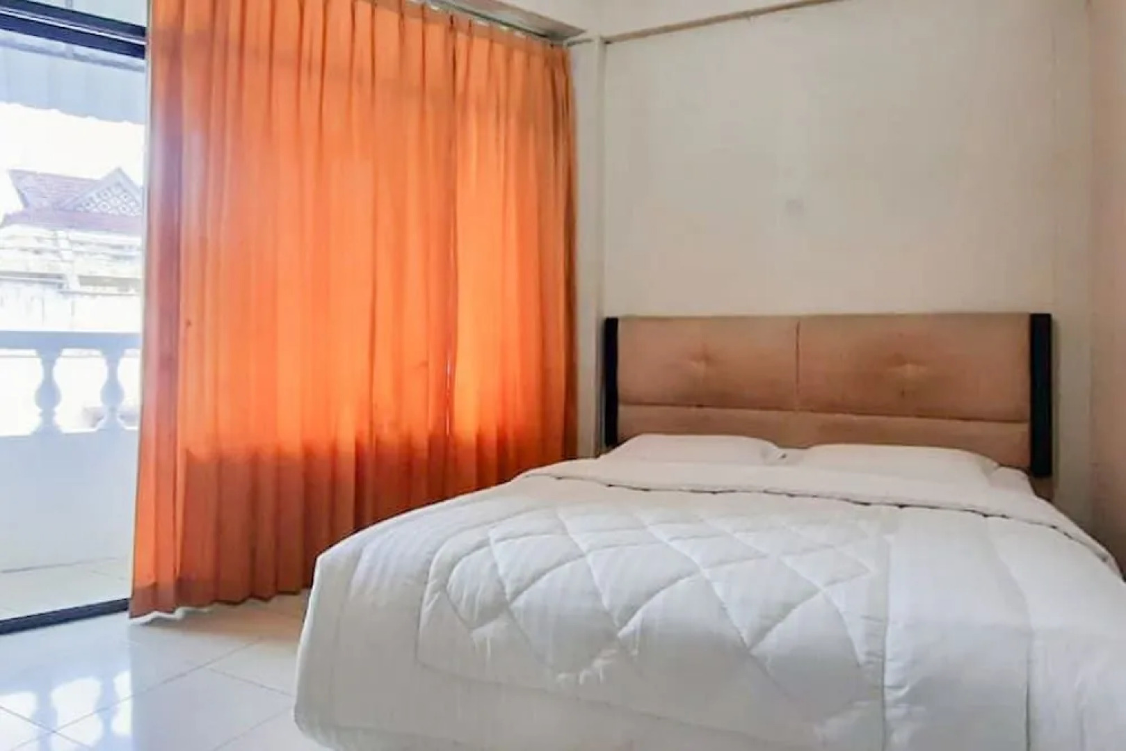 RedDoorz near Pagoda Open Stage Parapat