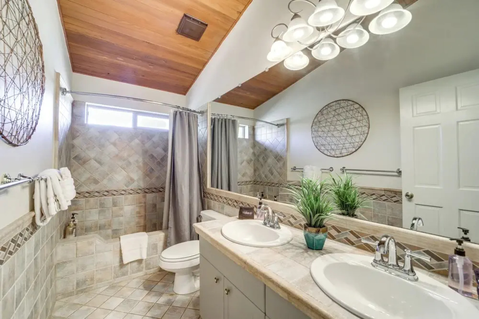 Castle Rock Views: Sedona Retreat w/ Hot Tub!