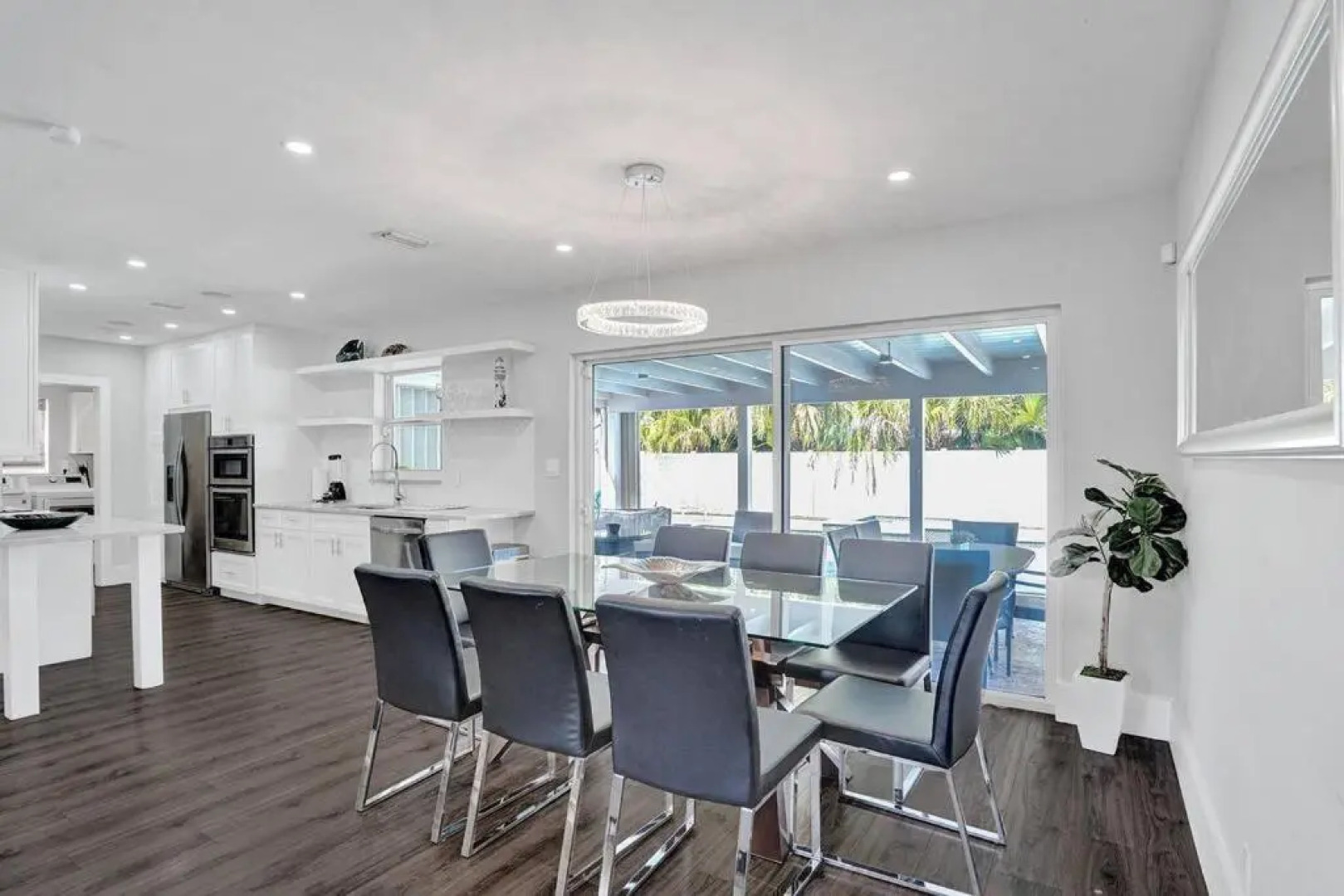 Stunning 4 Bedrm New Pool+Jacuzzi 1 Mile to Beach