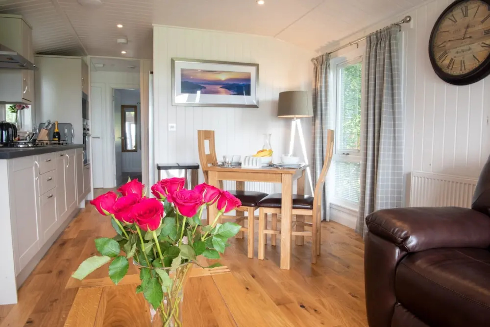 Super King Lodge-sleeps 2-hottub-sea View