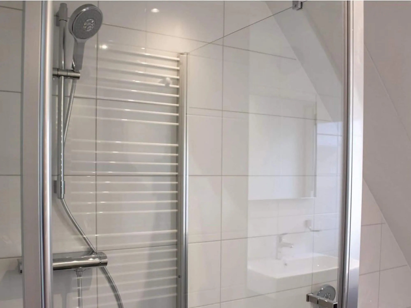 Beautiful villa with enclosed garden, in a holiday park on the Frisian lakes