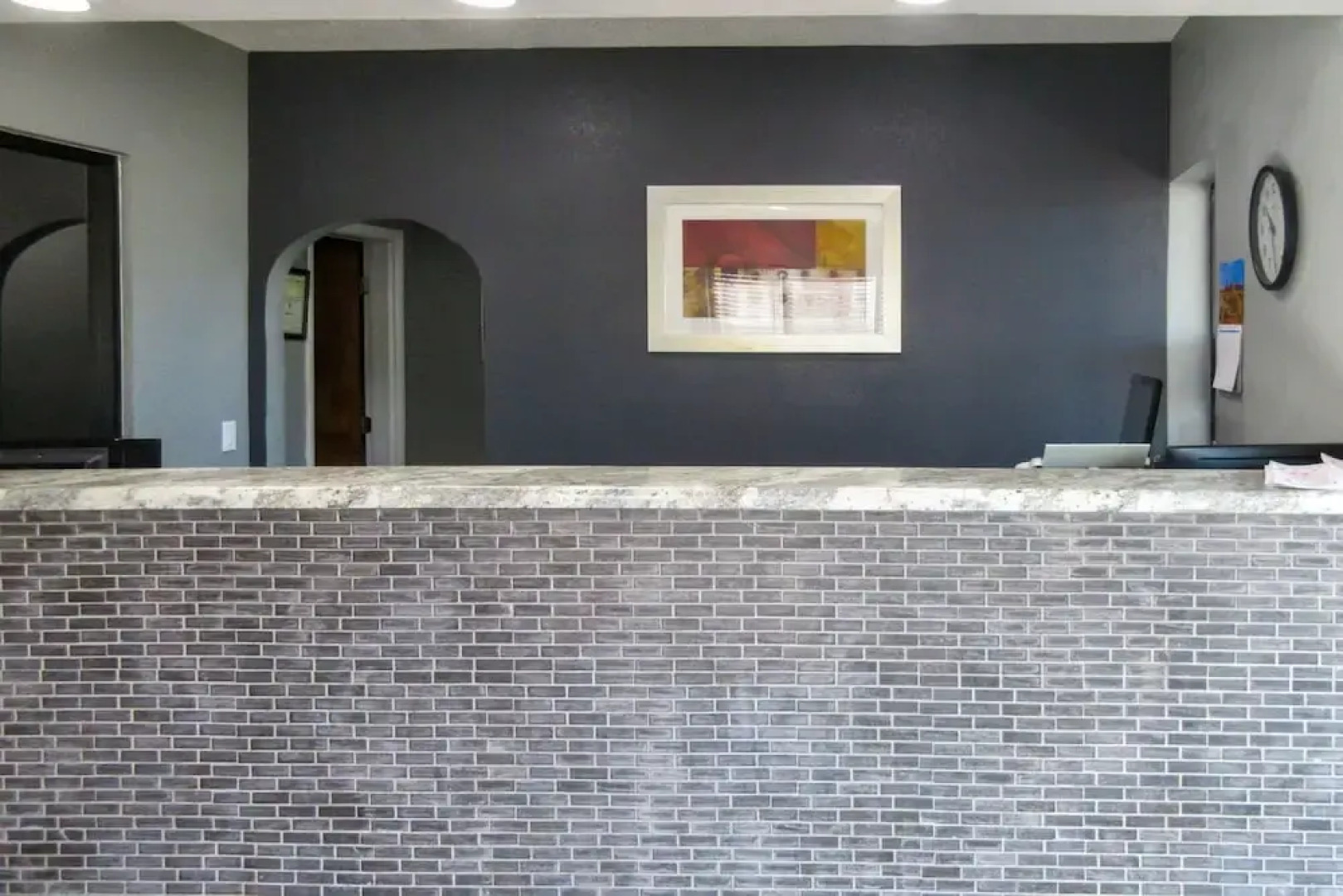 Econo Lodge Inn & Suites